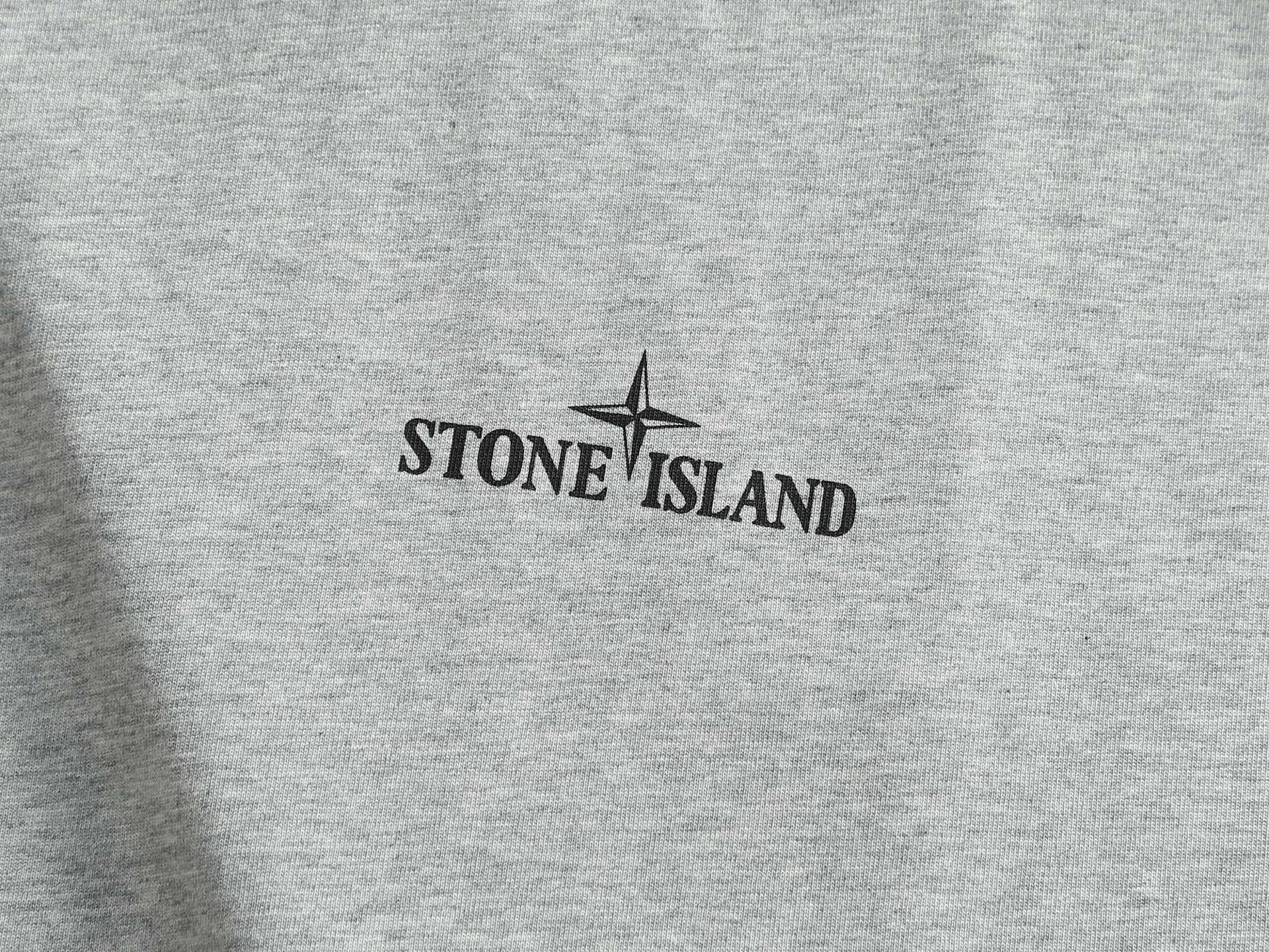 P150 Stone Island 2025FW new autumn and winter geometric print short-sleeved bottoming T-shirt. Pure background color with the brand's iconic compass logo + geometric line printing on the back, full of cool recognition. The basic round neck version is suitable for various body shapes, the fabric is soft and breathable, and multiple colors are available. Suitable for daily outings and casual wear, easy to wear on the street. Color: gray white Size: XSSML